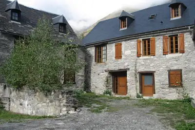 Loue bergerie entièrement rénovée au cœur d'un village classé proche de St Lary