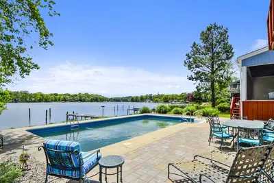 Image de Nouvelle liste! Petite maison au bord de la rivière Magothy avec piscine
