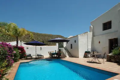Image de Maison de village d'époque, piscine privée, magnifique cadre de campagne. Wifi, Tv etc.