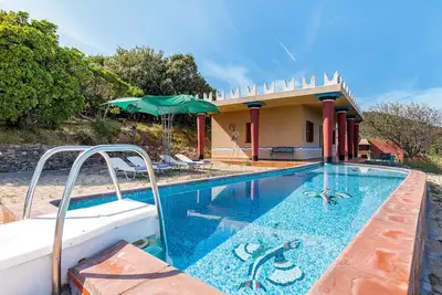 Image de villa de caractère dans le cadre de campagne avec piscine privée et vue sur la mer