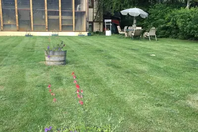 Image de Appartement au sous-sol à deux chambres à coucher sur 1 1/2 acres près de l'Université