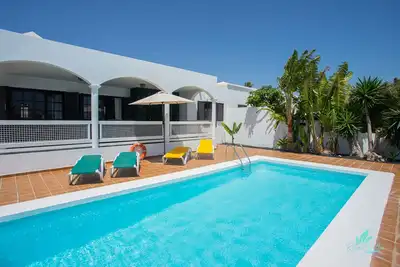 Image de Superbe villa familiale avec piscine privée chauffée dans un quartier résidentiel calme.