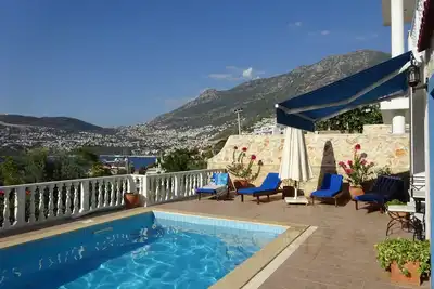 Villa climatisée de 4 chambres à salle d’eau attenante et piscine privée à juste 3 minutes de la mer
