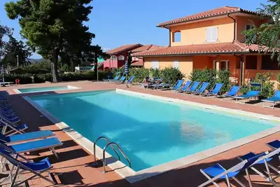Image de Casa Aliade E: Un appartement confortable qui fait partie d'une villa entourée de verdure.