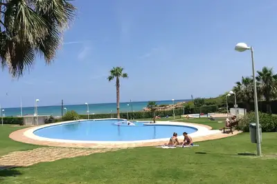 Image de Appartement de luxe climatisé sur bord de mer avec large patio surplombant la pi