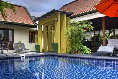 Image de Hideaway Villa, Villa de style tropical avec piscine dans un endroit charmant