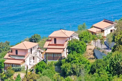 Villa dans residence avec piscine dans le colline de Capo d'Orlando
