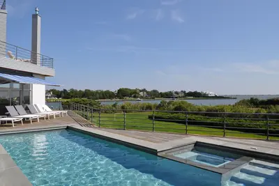 Image de Maison de bord de mer de 2 acres avec vue imprenable, piscine, plage privée et quai en eau profonde