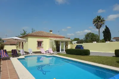 Image de Belle villa sur son propre terrain avec jardin avec pelouse, terrasse et piscine privée