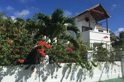 Image de Villa spacieuse avec piscine privée et plage à pied