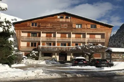 Image de Appartement moderne et récemment rénové bien équipé avec vue sur la montagne