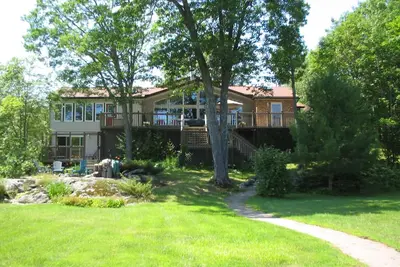 Image de Muskoka Escape face au lac moderne Cottage Beachfront Unique et pas de problèmes d'inondation