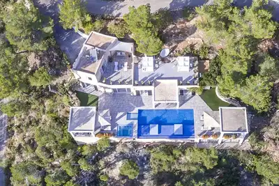 Image de Villa de charme romantique de luxe avec piscine à débordement de 10 m et vue panoramique sur la mer