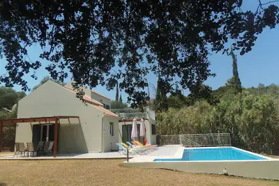 Image de Belle villa isolée avec piscine privée à distance de marche des commodités