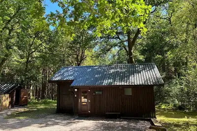 Image de Kinglas est une cabine de charme dans un endroit agréable et paisible dans la forêt profonde