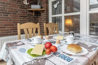 Image de Chaleureux et avec quelques extras: Dans l'appartement du rez-de-chaussée avec ses env.