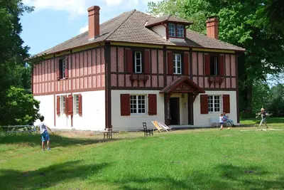 Image de Grande maison familiale avec parc arboré, orangerie, préau, dépendance au calme.