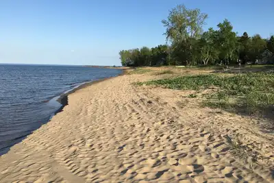 Image de Dates d'août disponibles! Cottage mis à jour sur la plage de baignade Sandy sur le lac Huron!