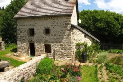 Image de Gîte couple+enfants sur domaine de 43 hectares avec un étang poissonneux de 3 ha