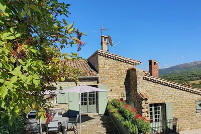 Gite Spacieux Et Grande Terrasse Avec Vue.