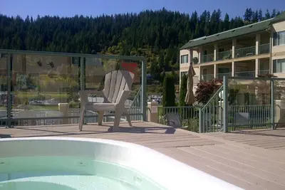 Image de Penthouse paisible au bord de l'eau avec quai privé, piscine et bain à remous