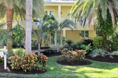 Image de 4 chambres 3 salles de bain sur la belle clé de canard!
