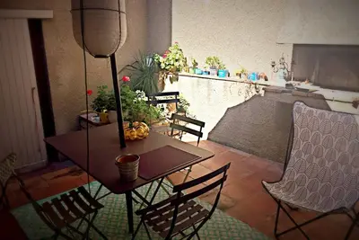 Image de \"The patio Maria\" At the foot of the city, apartment with interior patio.