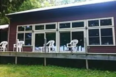 Image de Private Lakefront Year Around Home avec des vues romantiques sur le coucher du soleil