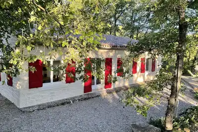 Image de Maison sous les chênes : piscine, calme et sérénité isolé dansla colline-5000m2