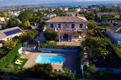 Image de La Bastide, appartement avec piscine privative près du golfe de St Tropez