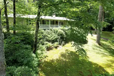 Image de Moss Hill Cottage L'élégance de la montagne tout enveloppé dans ce chalet de bain 2br / 2