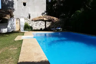 Image de Grande villa de 2 étages seulement 2 pâtés de maisons de plage excellente, avec une grande piscine et jardin