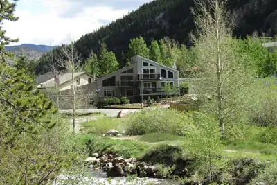 Image de Unique 3/2 Chalet sur le Clear Creek avec des vues! Balcon avec \"Honeymoon Suite\"