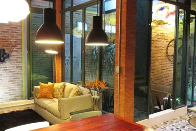 Un «nid» exotique dans un arbre avec une surprise à chaque tournant. Design éclectique moderne
