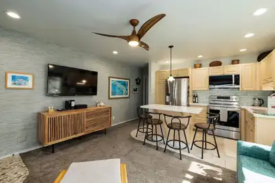 Image de Océan, jardin tropical et vue sur la piscine à une unité de Beach Front Property-Kihei Kai 24