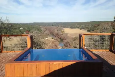 Image de Hill Country Getaway On Belle Ranch perché sur une falaise Over The Guadalupe R.