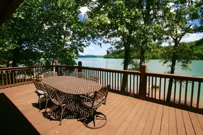 Image de Accueil privé au bord du lac avec vue sur la montagne. Canoë et chaloupe disponibles. Dock.