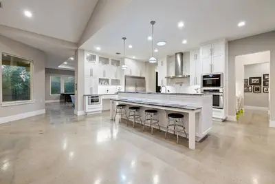 Image de 8 chambres, entièrement meublé, accessible, piscine et bain à remous, cabane dans les arbres en acre.