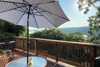 Image de Accueil pittoresque et relaxant sur le lac - La terrasse offre l'une des meilleures vues sur le lac