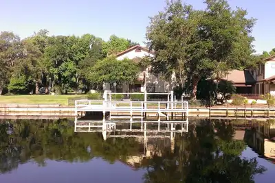 Image de Waterfront Deck IDÉAL Pour Jouir À L'EXTÉRIEUR!