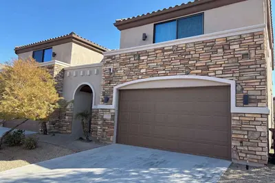 Image de Venez vous détendre est cette magnifique maison de ville située à proximité de la vieille ville de Scottsdale