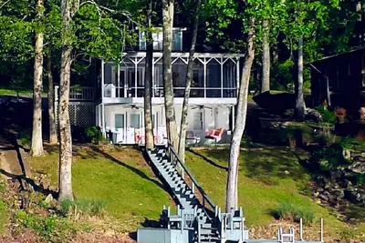 Image de Bord de l'eau du lac Malone, quai privé, animaux acceptés, allée en boucle de béton