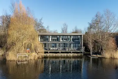 Image de Bowmore Lodge au bord des lacs par Yoo