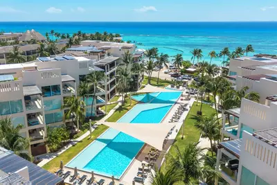Retraite de plage haut de gamme avec piscine à débordement - Elements Gh8