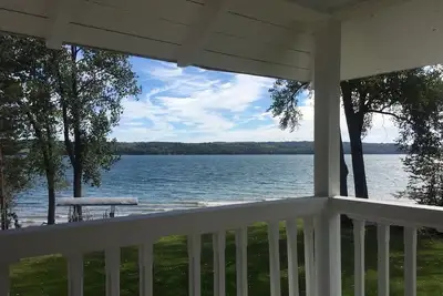 Image de Owasco lac chalet avant saison avec cour de niveau et de la plage
