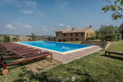 Image de Superbe ferme restaurée, salles de bain attenantes, tout confort, grande piscine