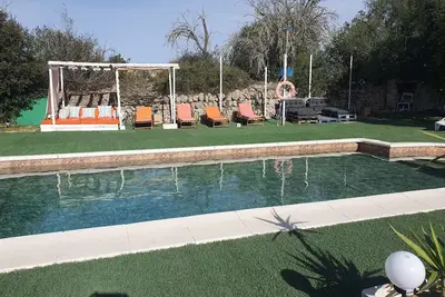 Image de maison rustique avec 2 chambres piscine privée barbecue dans quartier calme
