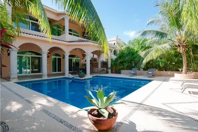 Image de Charmante villa coloniale mexicaine de 5 chambres avec une piscine, un patio et un jardin fantastiques.