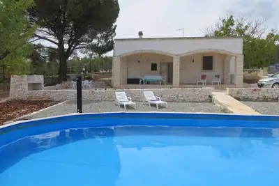 Image de De caractère et confortable trullo en pierre dans la campagne d'Ostuni