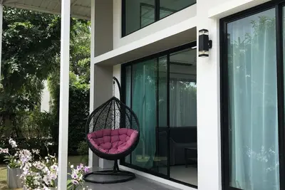 Image de Villa moderne de luxe nouvellement construite près de la longue plage de mile à Rayong / Mae Rumphung Beach